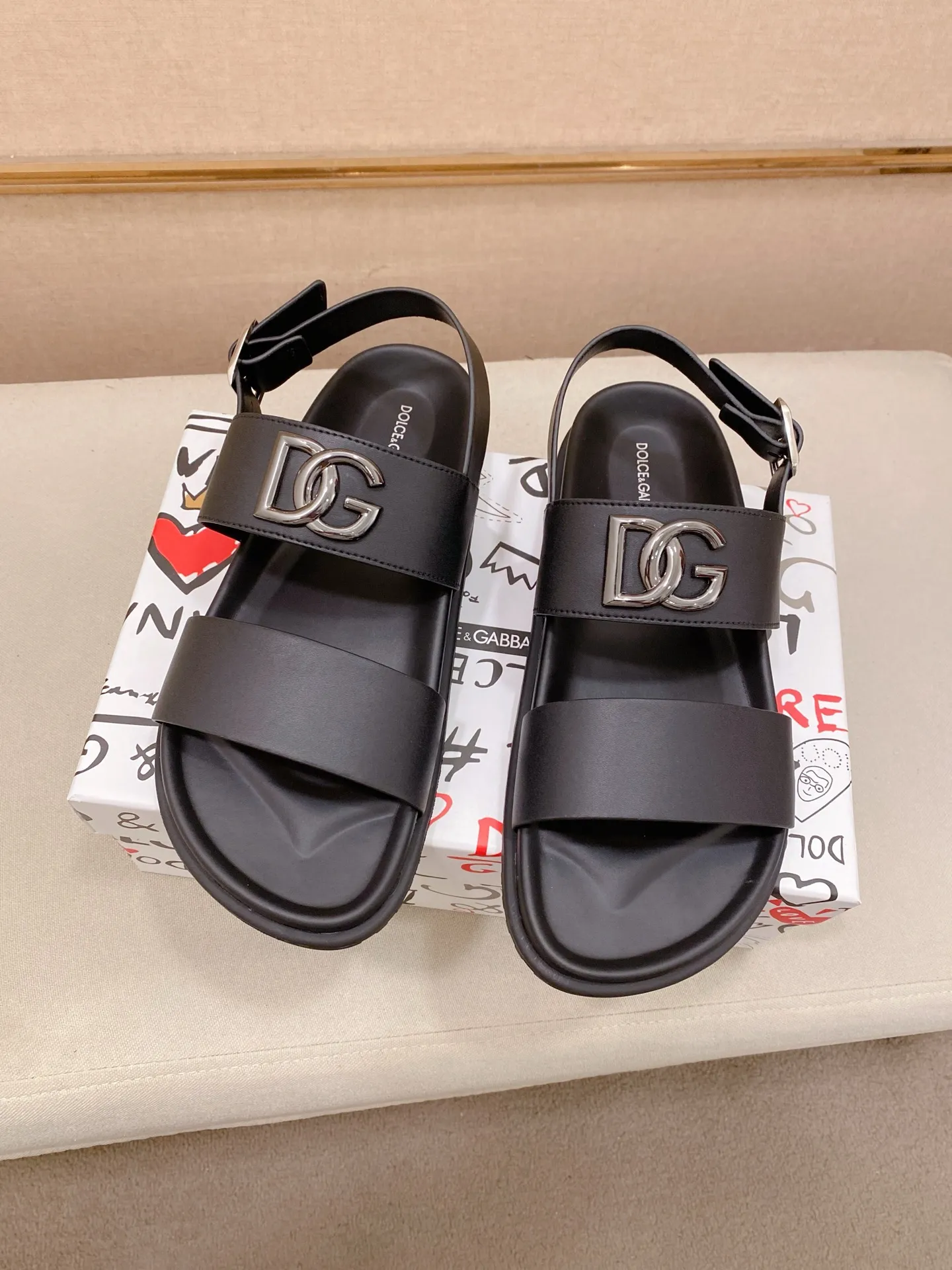 Factory price: 300💰 DG men's sandals and slippers. Showcase high-end style design. The DG strap is embellished with an aluminum DG buckle to enhance the style. Paired with a comfortable tonal notch sole, they pair easily with shorts or jeans for a sophisticated look. Main body: cow leather, technical fabric lining: cow leather, with adjustable straps, aluminum DG buckle, EVA insole, tonal notch rubber outsole splicing structure 👌 Size: 38-44 Customized 45